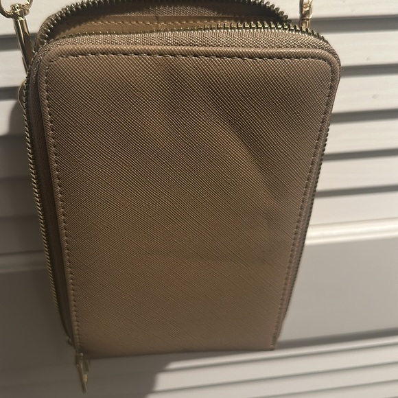 NWOT Beige three section crossbody bag with Creditcard compartments w/goldtone. - Picture 9 of 10